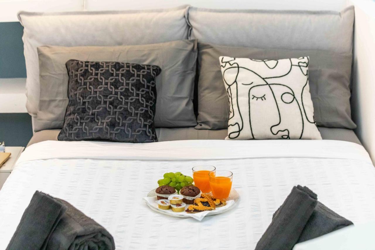 Duomo In 8 Stops Suite Deluxe Loft Milan Bagian luar foto